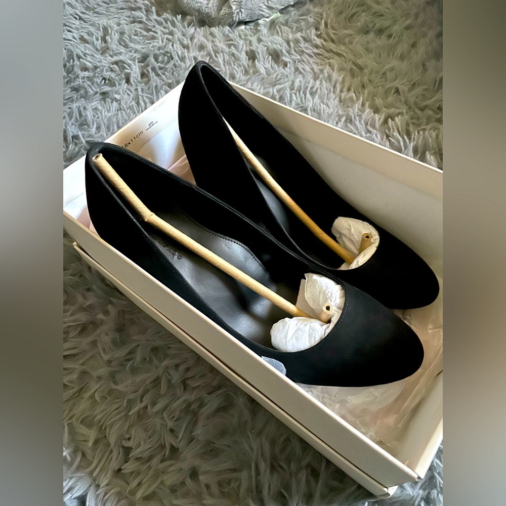 Black faux suede heels 8.5